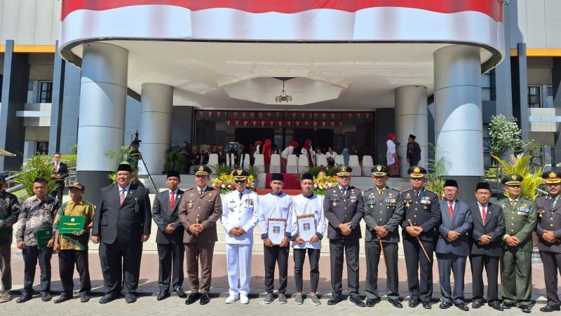 Foto Bersama Para Peserta Peringatan HUT Kemerdekaan RI di Kantor Bupati Lombok Timur